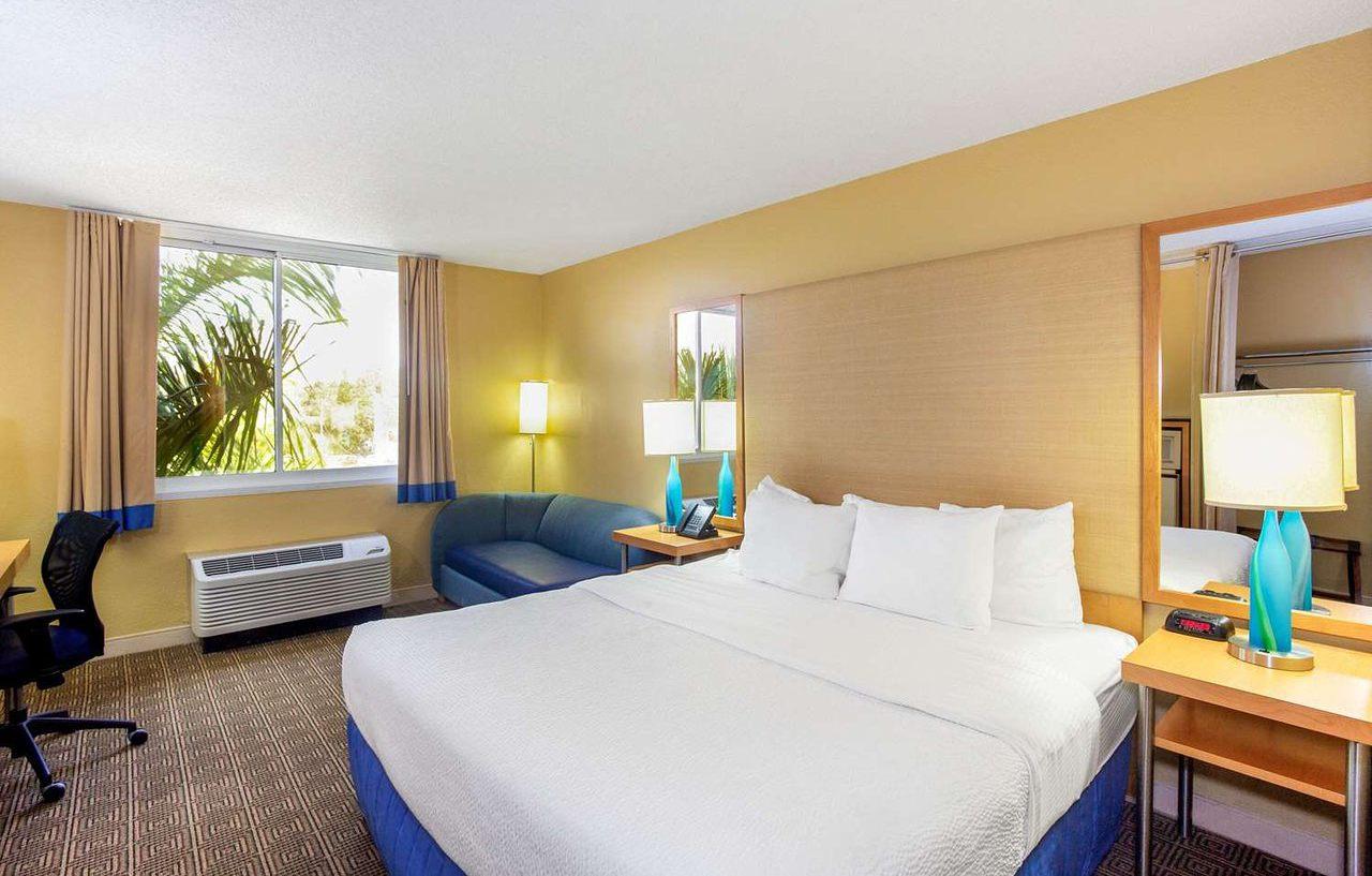 Готель La Quinta By Wyndham Sarasota Downtown Екстер'єр фото